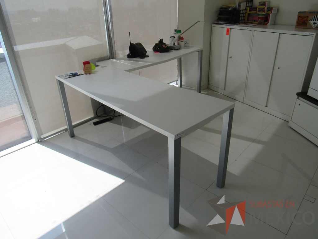 Lote 007 - Escritorio en escuadra en 2 piezas con estructura metálica color gris y cubierta color blanco - Imagen 8