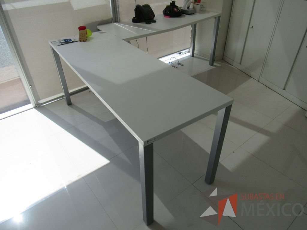 Lote 007 - Escritorio en escuadra en 2 piezas con estructura metálica color gris y cubierta color blanco - Imagen 9