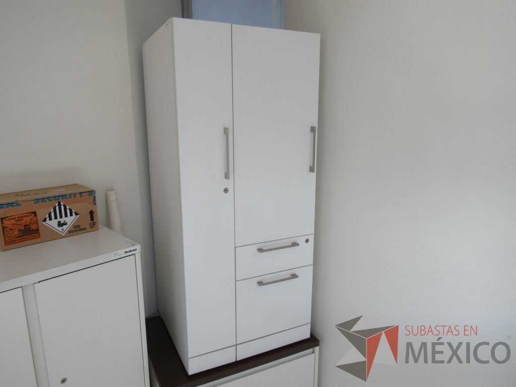 Lote 013 - Gabinete alto con 2 puertas y 2 cajones color blanco - Imagen 2