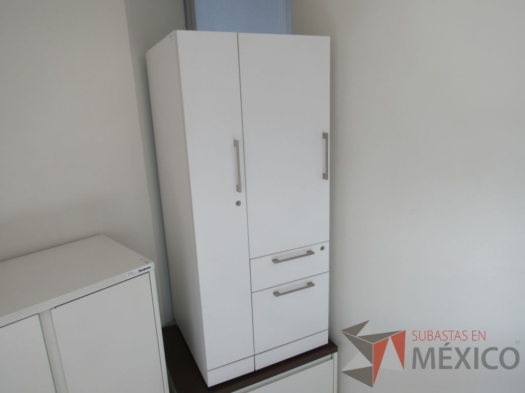 Lote 013 - Gabinete alto con 2 puertas y 2 cajones color blanco