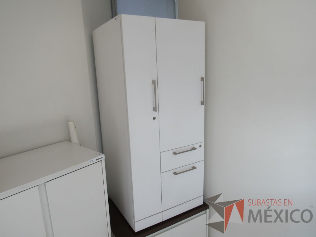 Lote 013 - Gabinete alto con 2 puertas y 2 cajones color blanco - Imagen 6