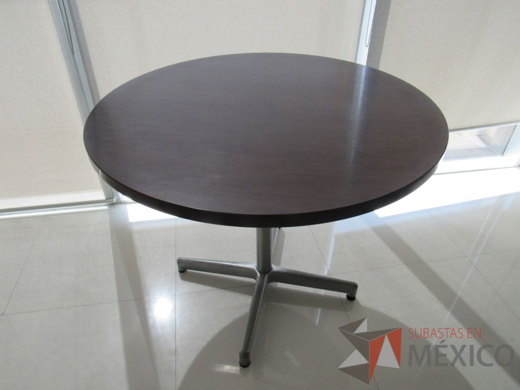 Lote 018 - Mesa de trabajo circular con base metálica color gris y cubierta color café