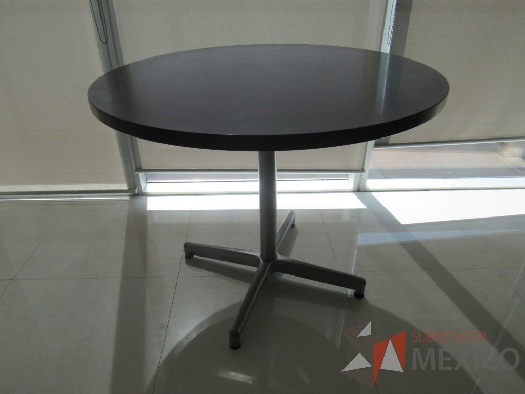 Lote 018 - Mesa de trabajo circular con base metálica color gris y cubierta color café - Imagen 2