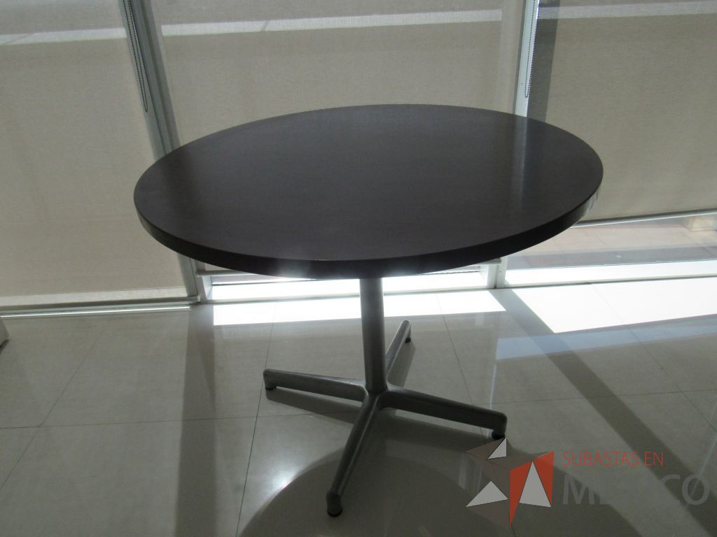 Lote 018 - Mesa de trabajo circular con base metálica color gris y cubierta color café - Imagen 4