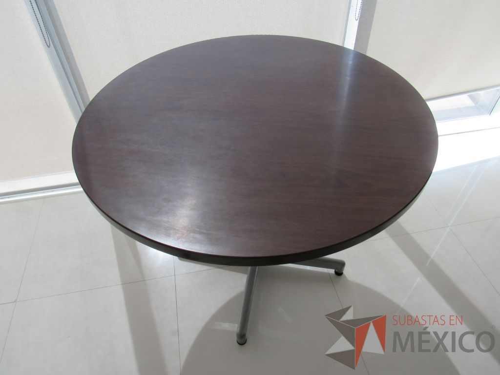 Lote 018 - Mesa de trabajo circular con base metálica color gris y cubierta color café - Imagen 5