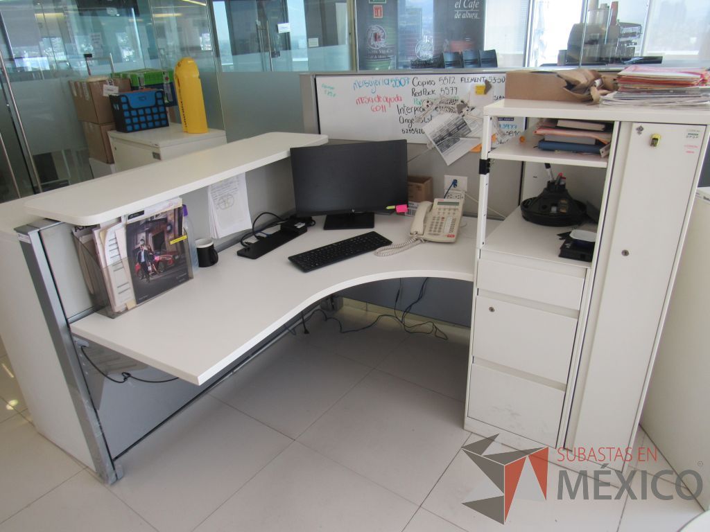 Lote 022 - Estación de trabajo para 1 persona con repisa, mampara alta con pizarrón, mampara baja color gris, cubierta tipo madera color blanco