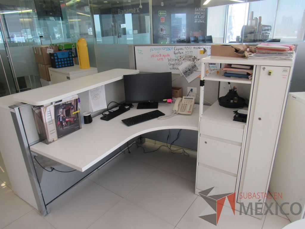 Lote 022 - Estación de trabajo para 1 persona con repisa, mampara alta con pizarrón, mampara baja color gris, cubierta tipo madera color blanco - Imagen 5