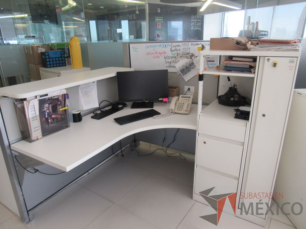 Lote 022 - Estación de trabajo para 1 persona con repisa, mampara alta con pizarrón, mampara baja color gris, cubierta tipo madera color blanco - Imagen 6