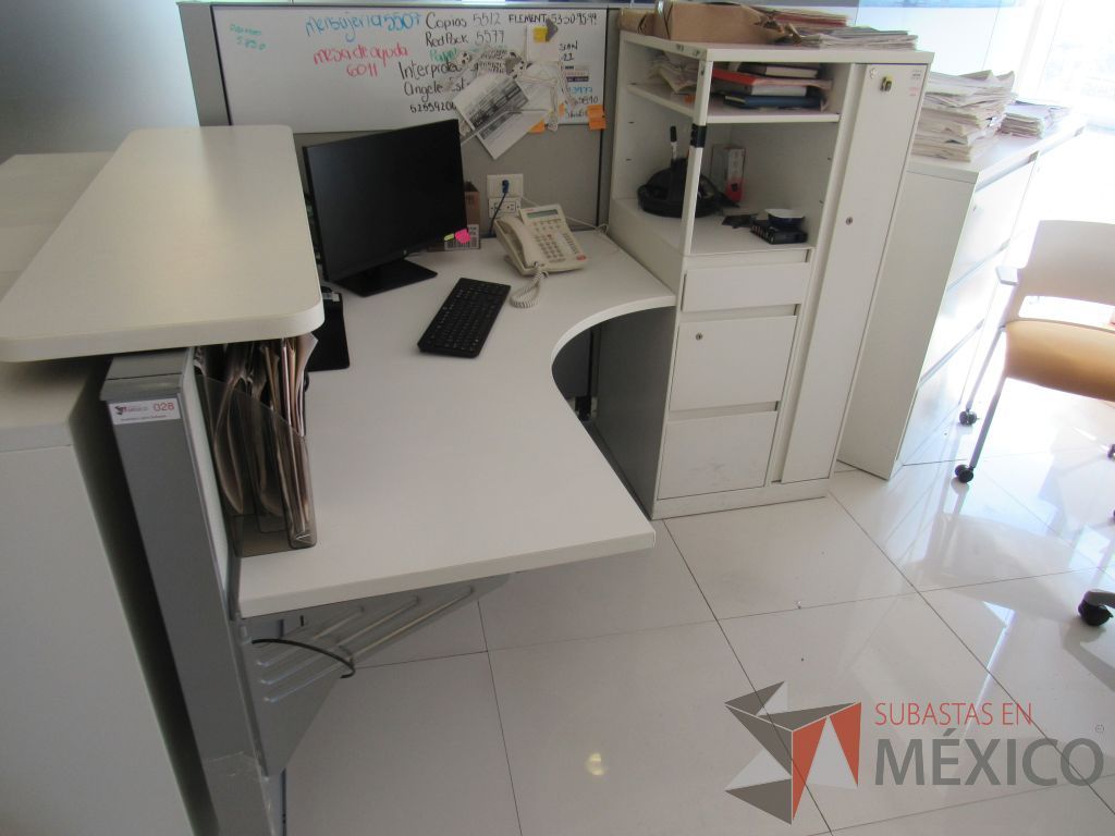 Lote 022 - Estación de trabajo para 1 persona con repisa, mampara alta con pizarrón, mampara baja color gris, cubierta tipo madera color blanco - Imagen 7
