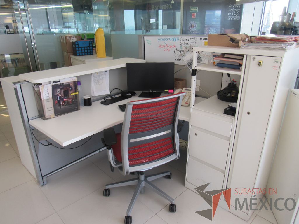 Lote 022 - Estación de trabajo para 1 persona con repisa, mampara alta con pizarrón, mampara baja color gris, cubierta tipo madera color blanco - Imagen 8