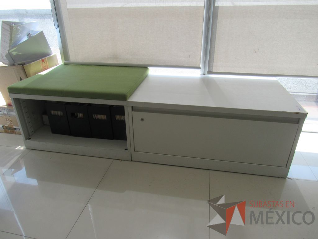 Lote 023 - Credenza tipo madera color blanco, con un cajón, espacio para archivos y cojín en tela color verde