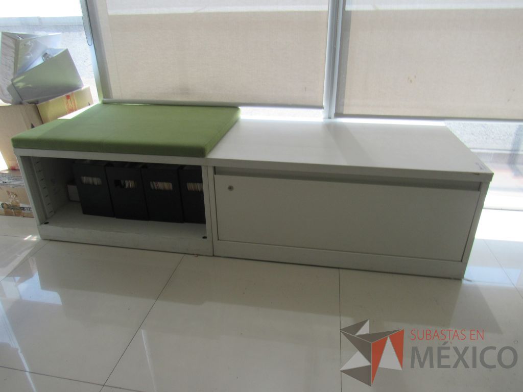 Lote 023 - Credenza tipo madera color blanco, con un cajón, espacio para archivos y cojín en tela color verde - Imagen 2