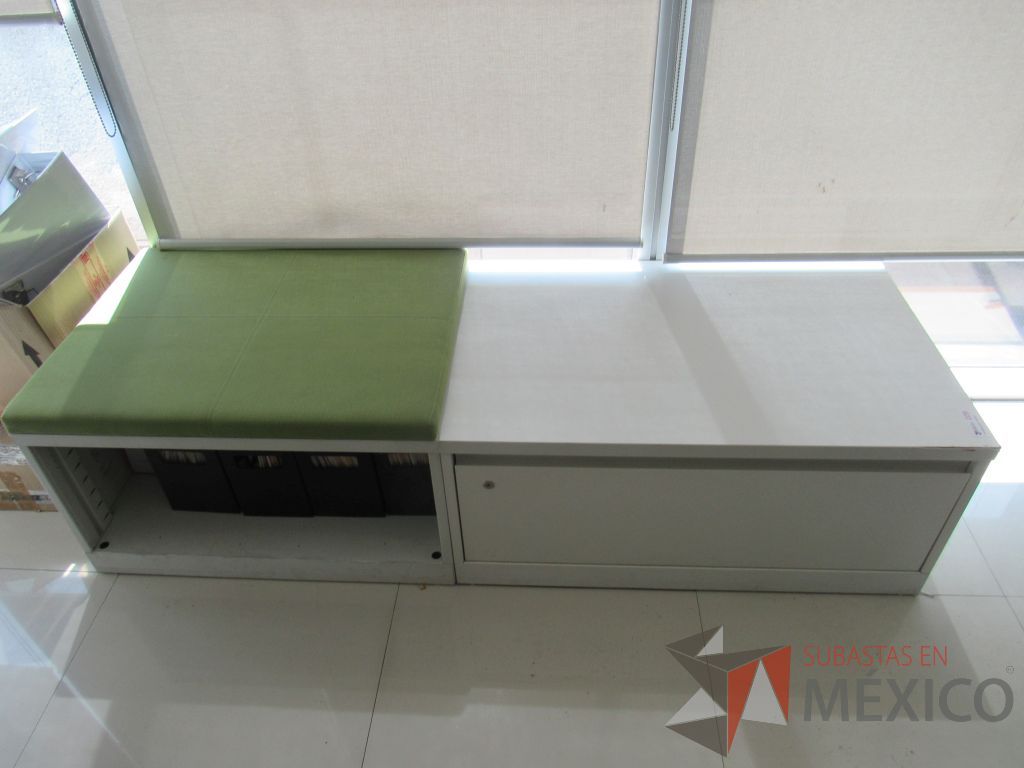 Lote 023 - Credenza tipo madera color blanco, con un cajón, espacio para archivos y cojín en tela color verde - Imagen 3