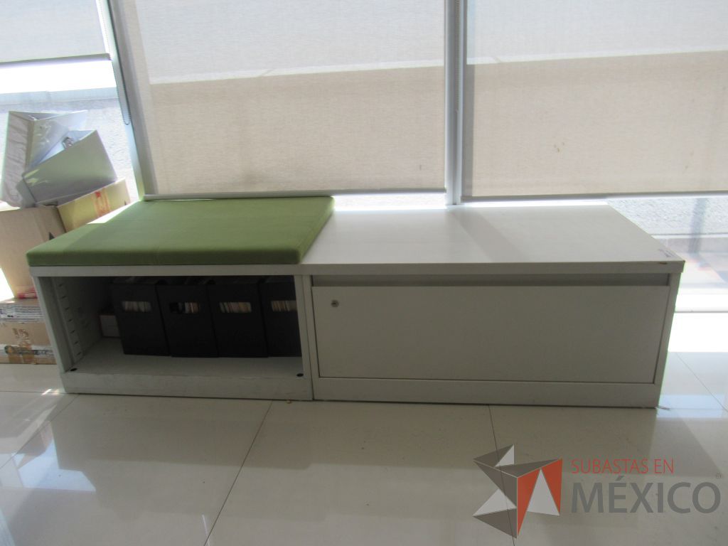 Lote 023 - Credenza tipo madera color blanco, con un cajón, espacio para archivos y cojín en tela color verde - Imagen 4