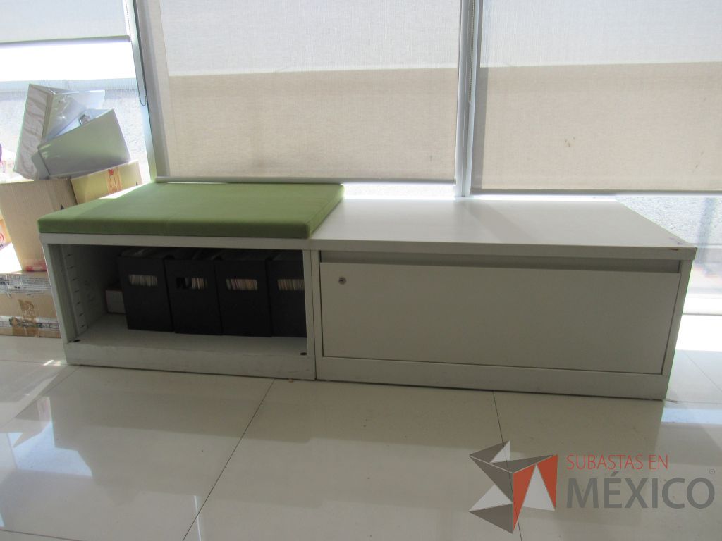 Lote 023 - Credenza tipo madera color blanco, con un cajón, espacio para archivos y cojín en tela color verde - Imagen 5