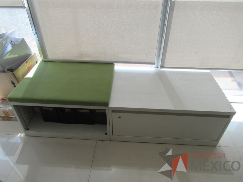 Lote 023 - Credenza tipo madera color blanco, con un cajón, espacio para archivos y cojín en tela color verde - Imagen 6