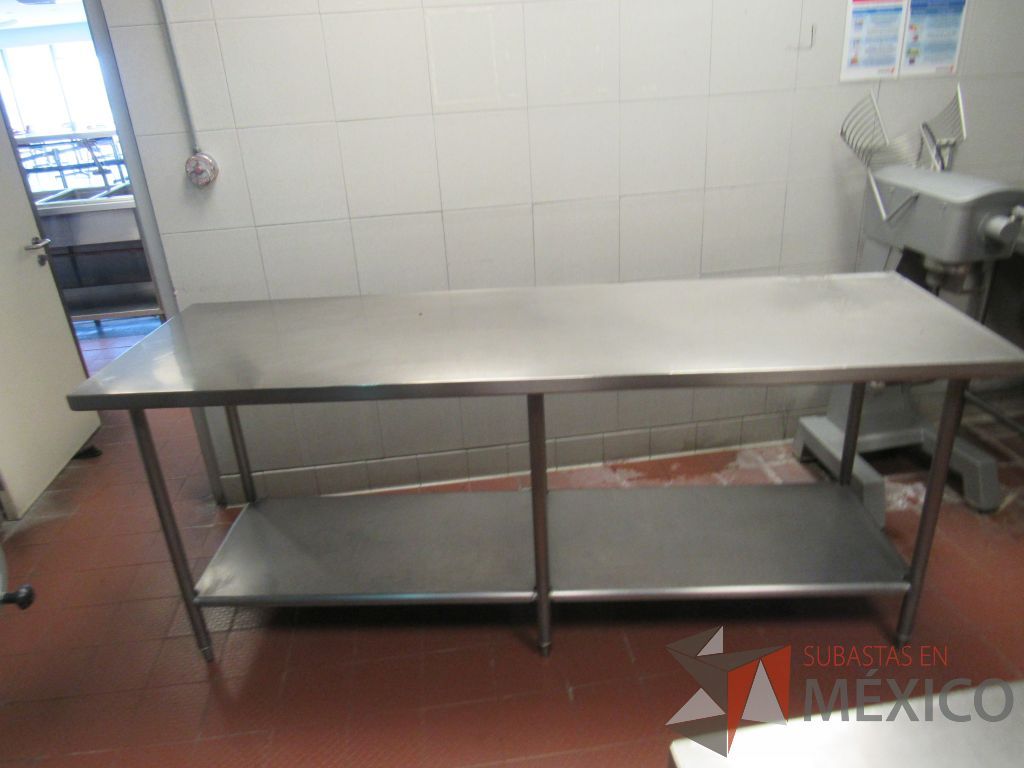Lote 025 - Mesa de trabajo con entrepaño y Repisa a pared de acero inoxidable - Imagen 12