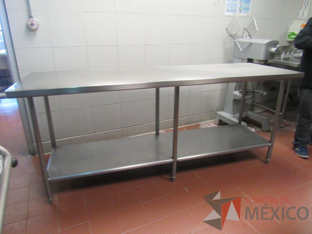 Lote 025 - Mesa de trabajo con entrepaño y Repisa a pared de acero inoxidable - Imagen 13