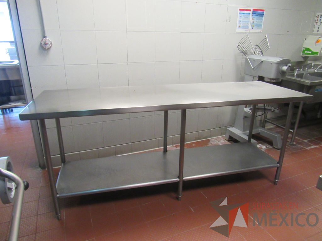 Lote 025 - Mesa de trabajo con entrepaño y Repisa a pared de acero inoxidable