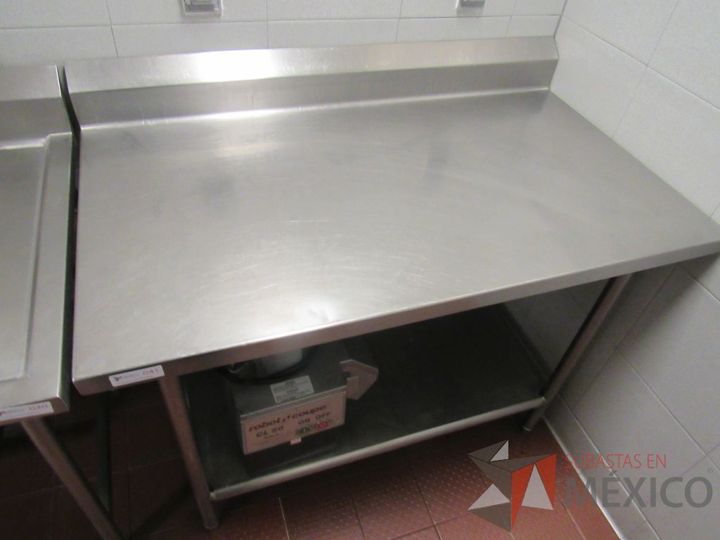 Lote 029 - Mesa de Trabajo de Acero Inoxidable Estándar con Zoclo y Repisa Inferior y 4 patas - Imagen 3