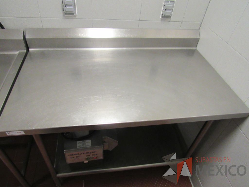 Lote 029 - Mesa de Trabajo de Acero Inoxidable Estándar con Zoclo y Repisa Inferior y 4 patas - Imagen 4