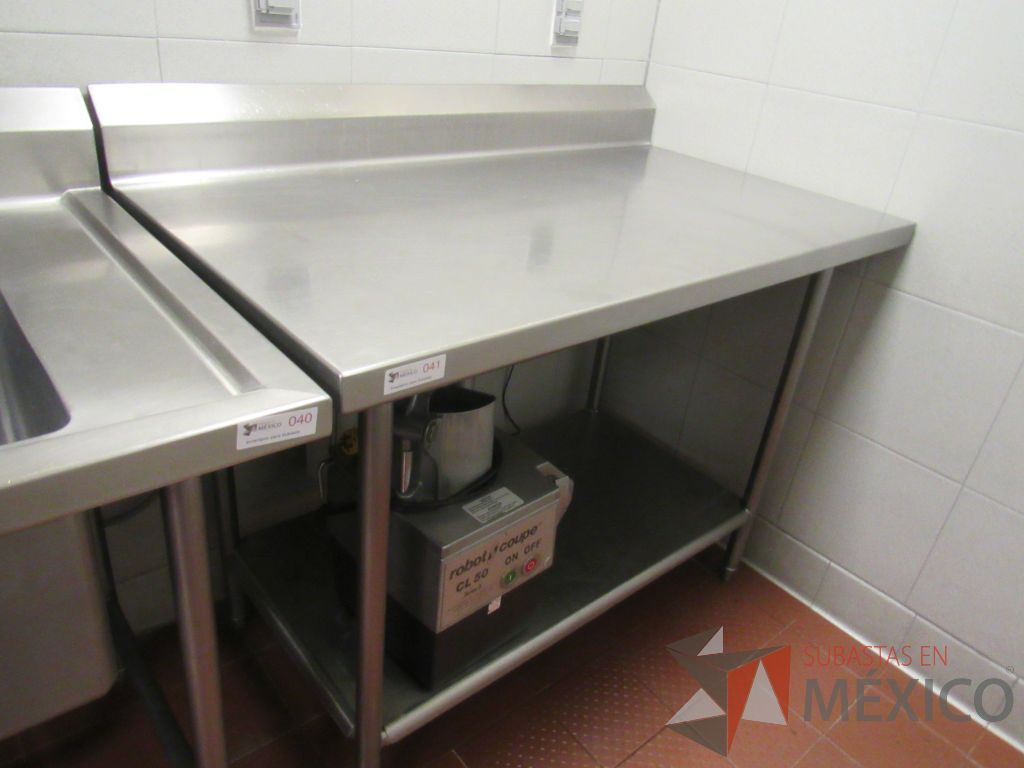 Lote 029 - Mesa de Trabajo de Acero Inoxidable Estándar con Zoclo y Repisa Inferior y 4 patas - Imagen 5
