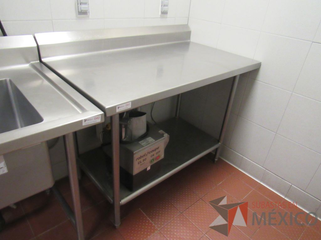 Lote 029 - Mesa de Trabajo de Acero Inoxidable Estándar con Zoclo y Repisa Inferior y 4 patas