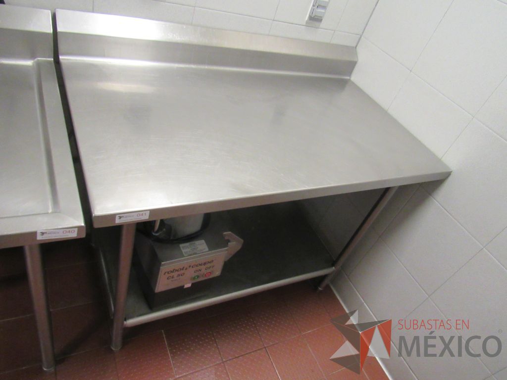 Lote 029 - Mesa de Trabajo de Acero Inoxidable Estándar con Zoclo y Repisa Inferior y 4 patas - Imagen 6