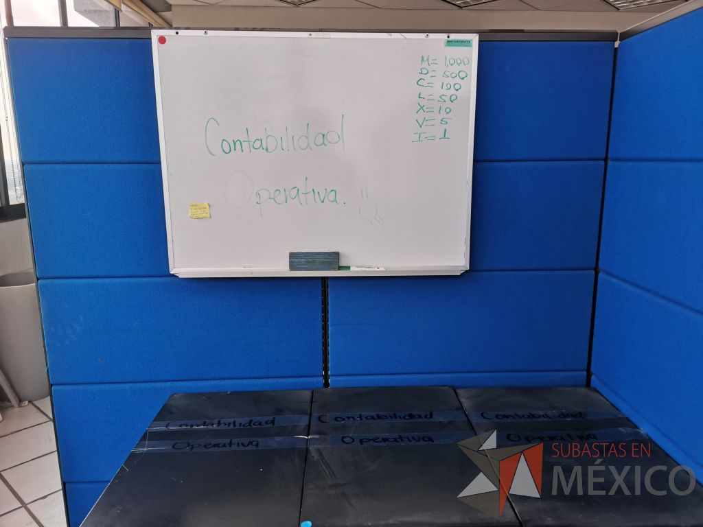 Lote 037 - Estación de trabajo para 2 personas con 2 gavetas, pizarrón blanco y 2 archiveros verticales de 3 cajones - Imagen 8
