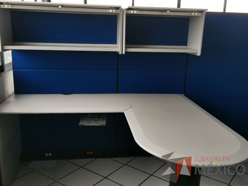 Lote 037 - Estación de trabajo para 2 personas con 2 gavetas, pizarrón blanco y 2 archiveros verticales de 3 cajones - Imagen 16