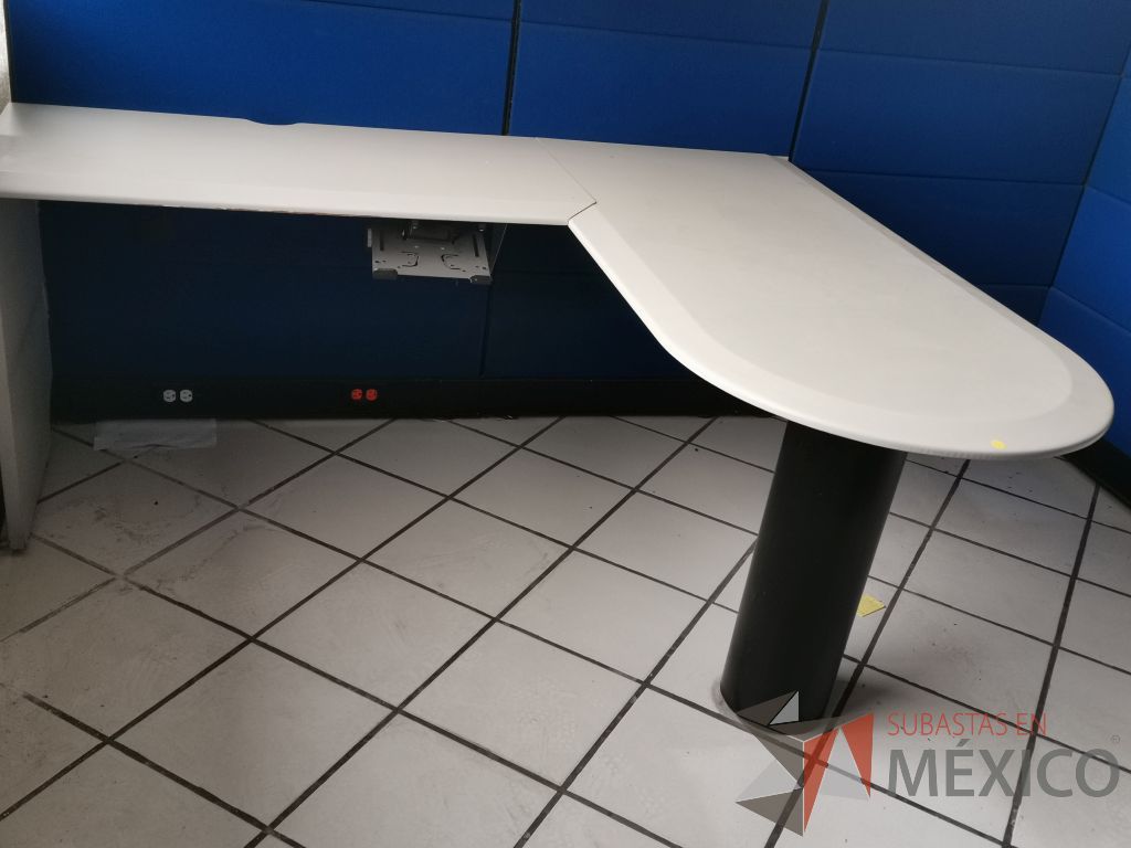 Lote 037 - Estación de trabajo para 2 personas con 2 gavetas, pizarrón blanco y 2 archiveros verticales de 3 cajones - Imagen 17