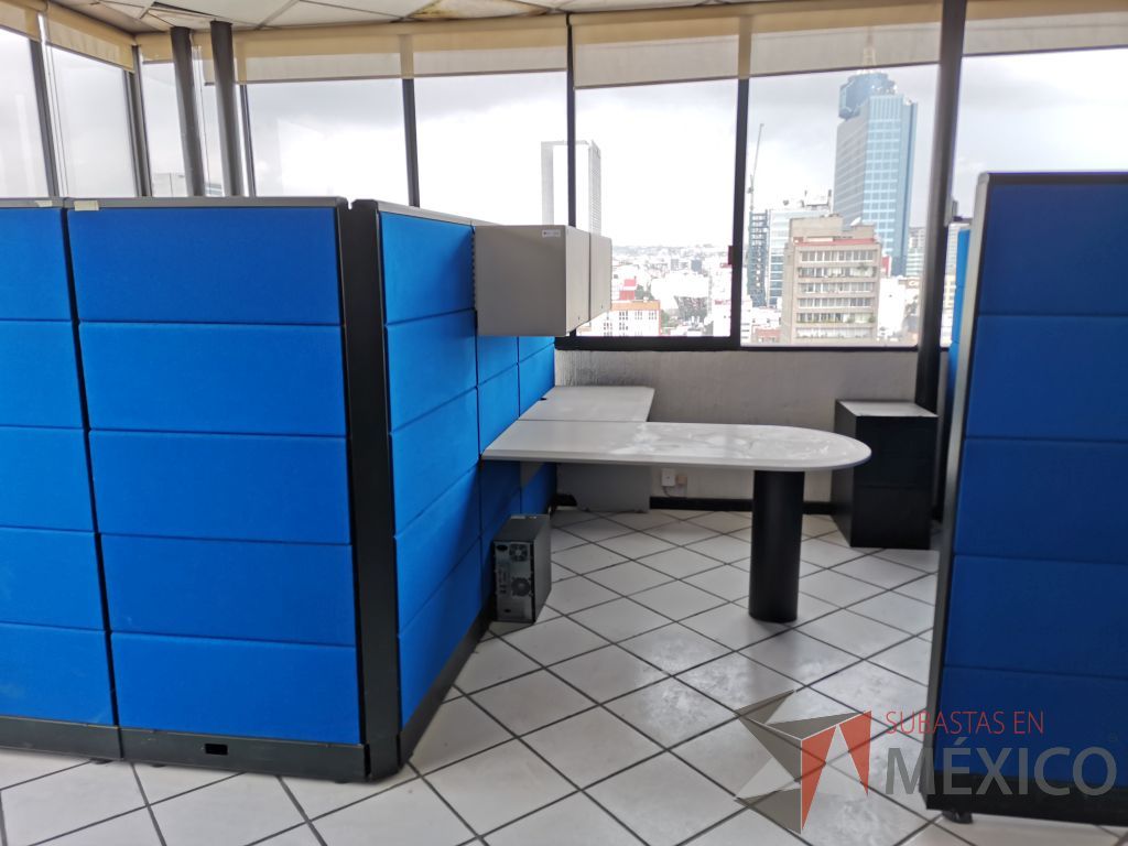 Lote 009 - Estación de trabajo para 2 personas con escritorios en escuadra, 4 gavetas y 2 archiveros verticales de 3 cajones - Imagen 12