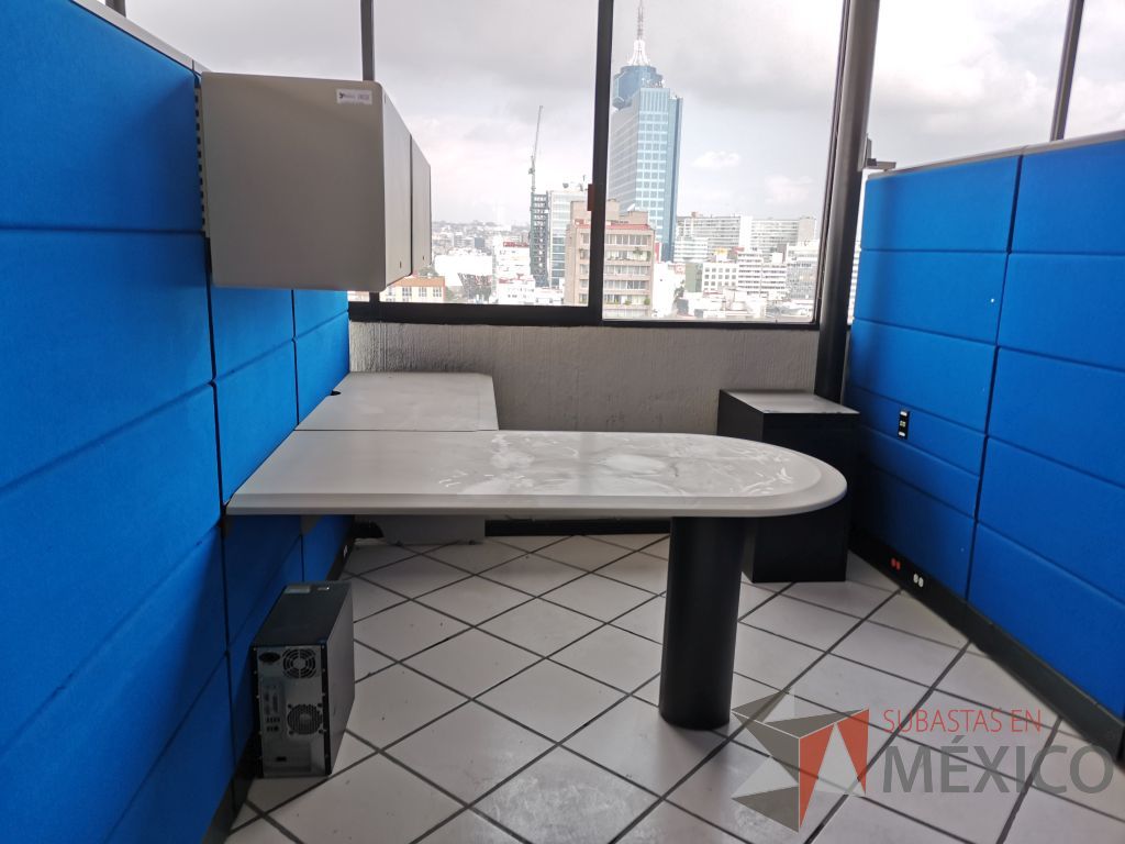 Lote 009 - Estación de trabajo para 2 personas con escritorios en escuadra, 4 gavetas y 2 archiveros verticales de 3 cajones