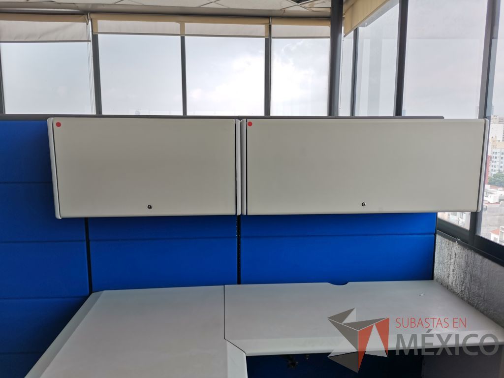 Lote 009 - Estación de trabajo para 2 personas con escritorios en escuadra, 4 gavetas y 2 archiveros verticales de 3 cajones - Imagen 17