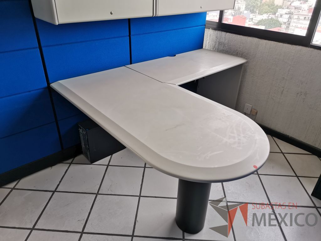 Lote 009 - Estación de trabajo para 2 personas con escritorios en escuadra, 4 gavetas y 2 archiveros verticales de 3 cajones - Imagen 18