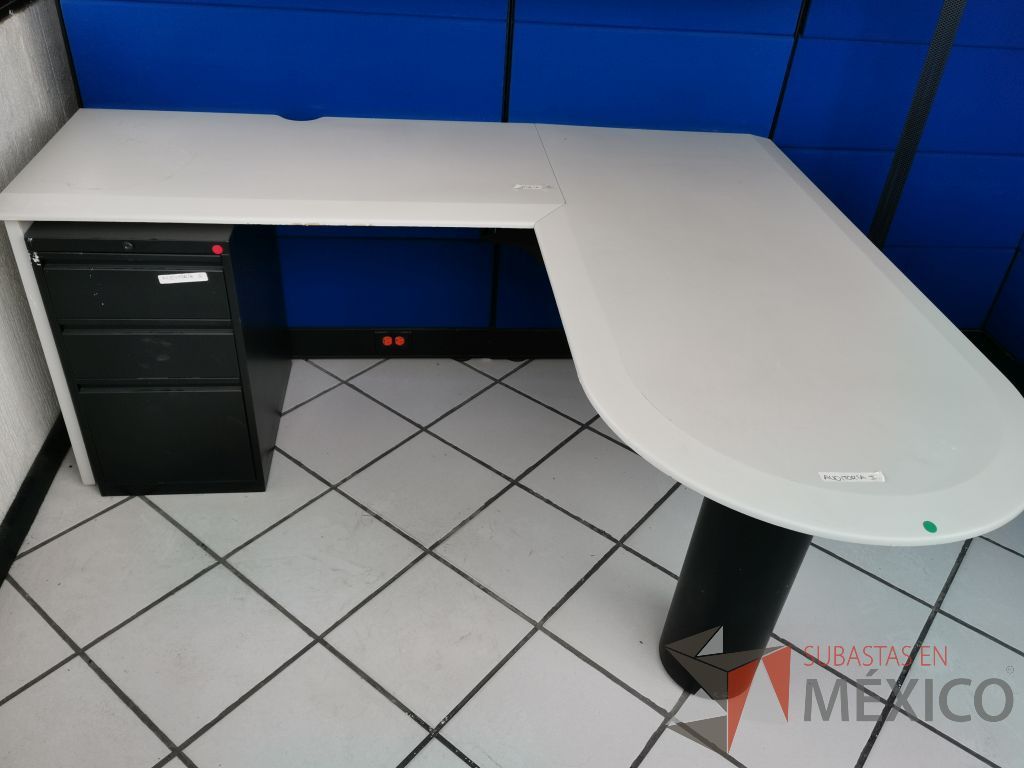 Lote 009 - Estación de trabajo para 2 personas con escritorios en escuadra, 4 gavetas y 2 archiveros verticales de 3 cajones - Imagen 23