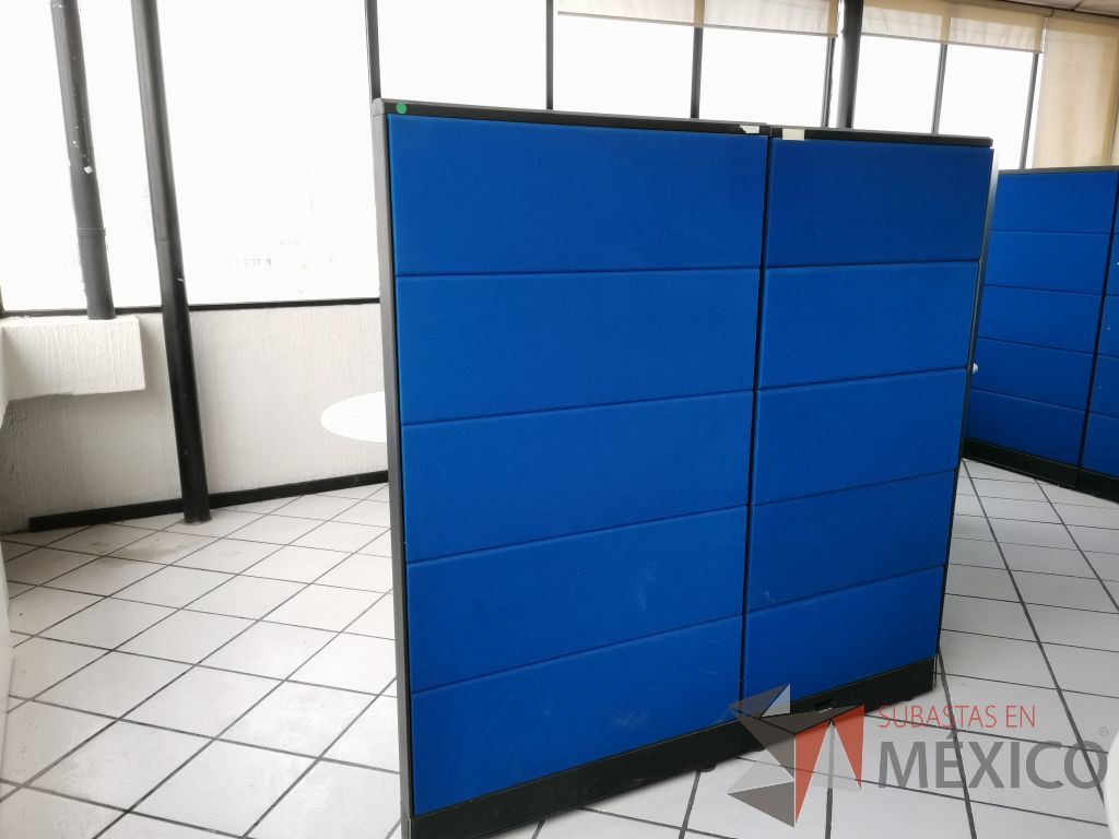 Lote 009 - Estación de trabajo para 2 personas con escritorios en escuadra, 4 gavetas y 2 archiveros verticales de 3 cajones - Imagen 24