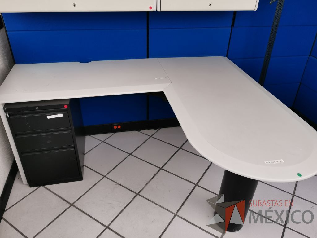 Lote 009 - Estación de trabajo para 2 personas con escritorios en escuadra, 4 gavetas y 2 archiveros verticales de 3 cajones - Imagen 26