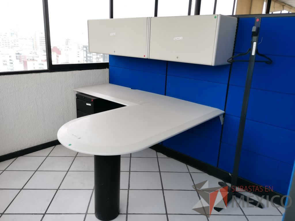 Lote 009 - Estación de trabajo para 2 personas con escritorios en escuadra, 4 gavetas y 2 archiveros verticales de 3 cajones - Imagen 27