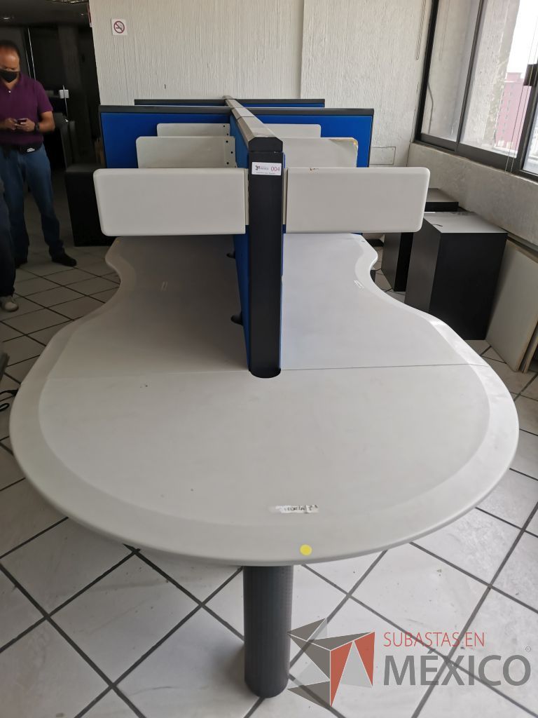 Lote 045 - Estación de trabajo para 8 personas con 8 repisas para documentos y 8 archiveros verticales de 3 cajones - Imagen 23