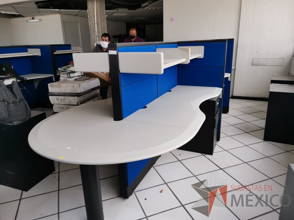 Lote 045 - Estación de trabajo para 8 personas con 8 repisas para documentos y 8 archiveros verticales de 3 cajones