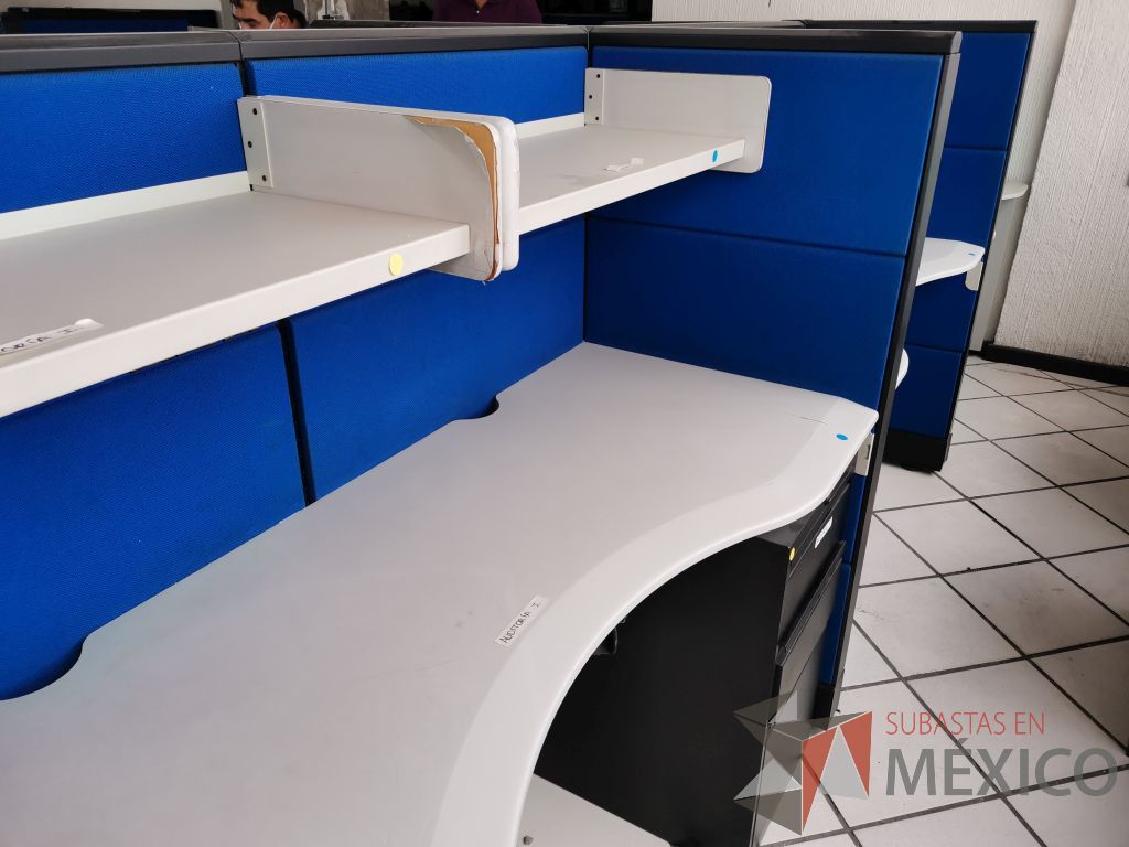 Lote 045 - Estación de trabajo para 8 personas con 8 repisas para documentos y 8 archiveros verticales de 3 cajones - Imagen 24