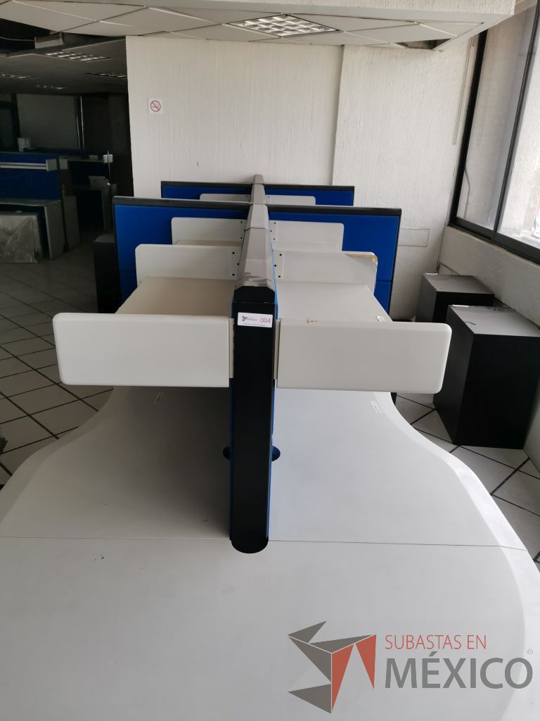 Lote 045 - Estación de trabajo para 8 personas con 8 repisas para documentos y 8 archiveros verticales de 3 cajones - Imagen 25