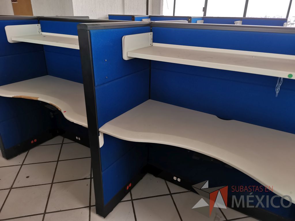 Lote 010 - Estación de trabajo para 6 personas de mampara alta con tapas color azul, 6 repisas y 6 Archiveros verticales de 3 cajones - Imagen 18