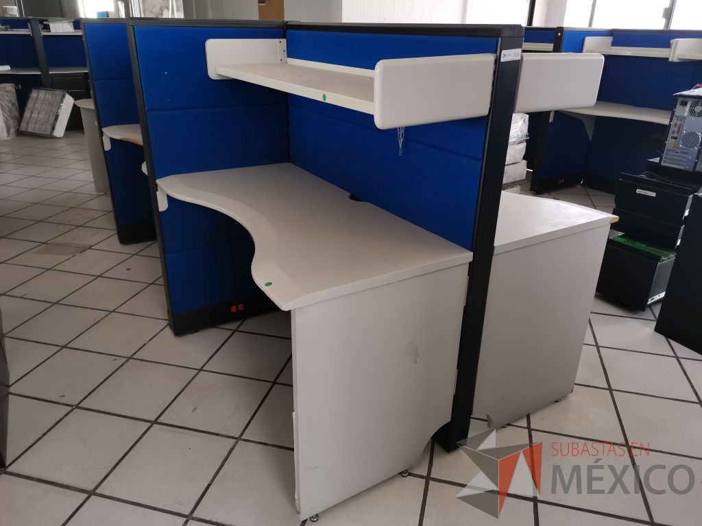 Lote 010 - Estación de trabajo para 6 personas de mampara alta con tapas color azul, 6 repisas y 6 Archiveros verticales de 3 cajones - Imagen 19