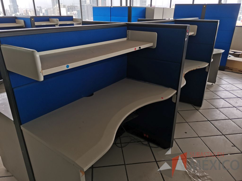 Lote 010 - Estación de trabajo para 6 personas de mampara alta con tapas color azul, 6 repisas y 6 Archiveros verticales de 3 cajones - Imagen 24