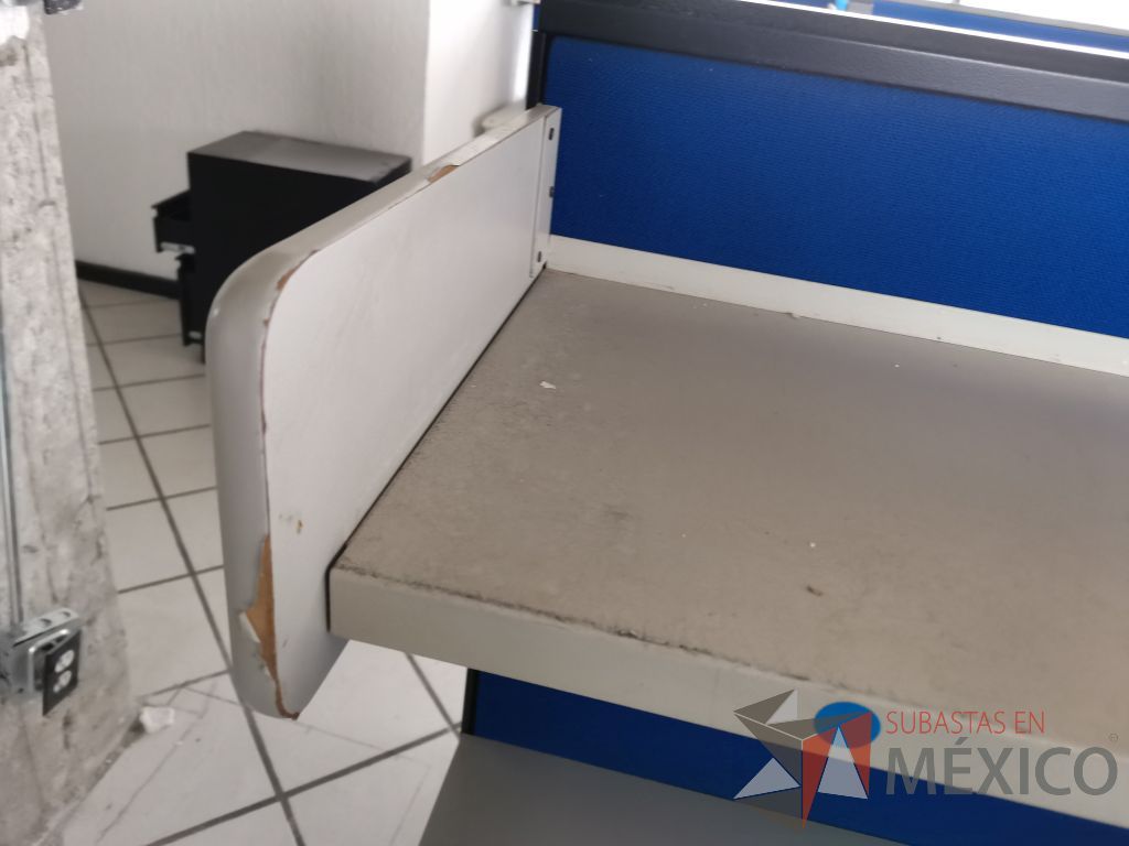 Lote 010 - Estación de trabajo para 6 personas de mampara alta con tapas color azul, 6 repisas y 6 Archiveros verticales de 3 cajones - Imagen 25