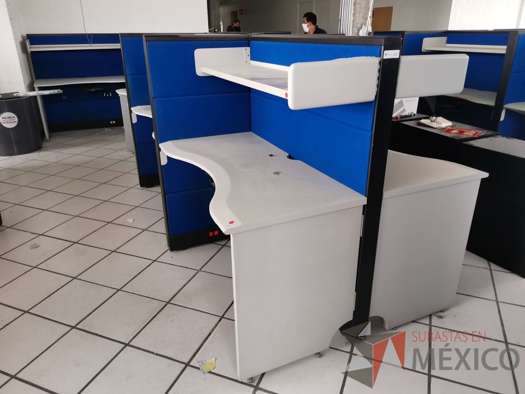 Lote 010 - Estación de trabajo para 6 personas de mampara alta con tapas color azul, 6 repisas y 6 Archiveros verticales de 3 cajones - Imagen 26