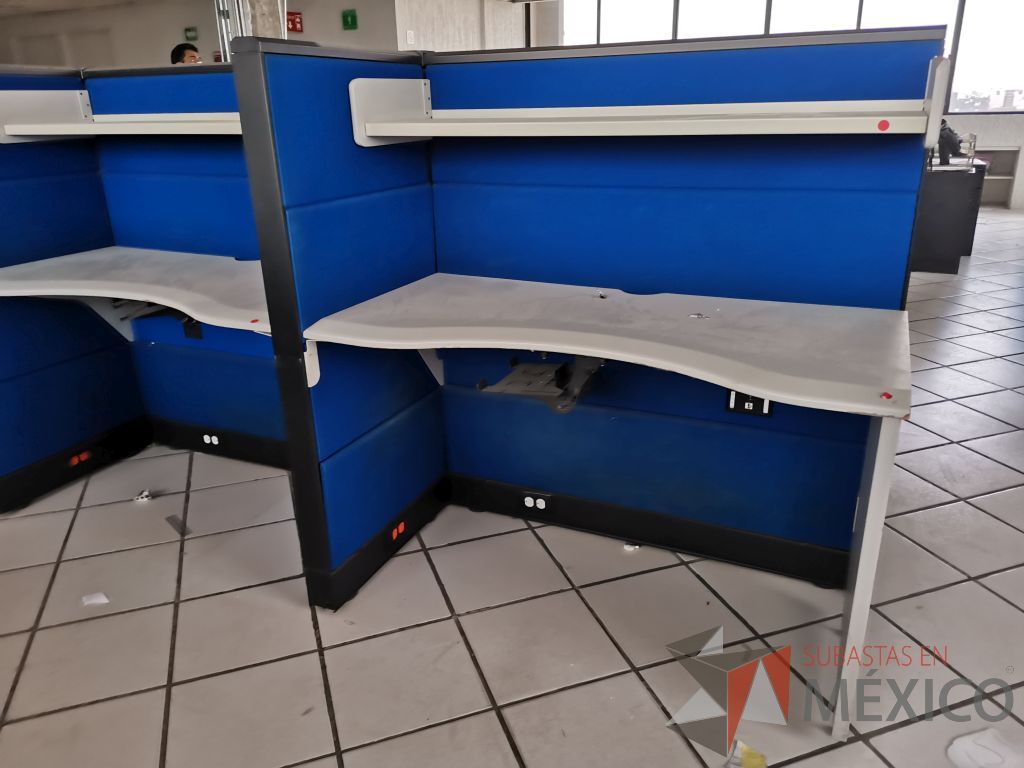 Lote 010 - Estación de trabajo para 6 personas de mampara alta con tapas color azul, 6 repisas y 6 Archiveros verticales de 3 cajones - Imagen 27