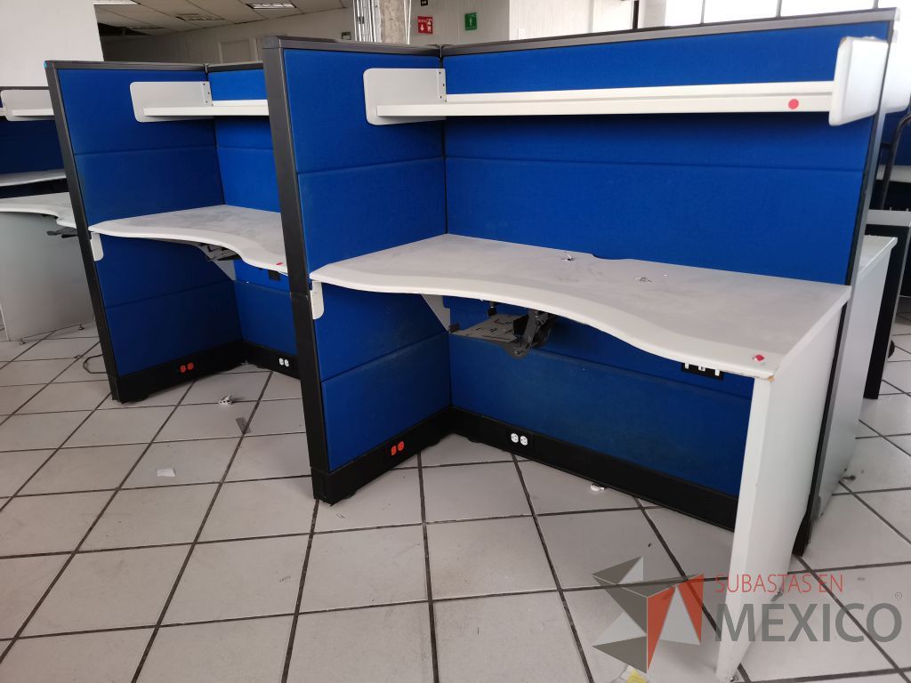 Lote 010 - Estación de trabajo para 6 personas de mampara alta con tapas color azul, 6 repisas y 6 Archiveros verticales de 3 cajones - Imagen 28